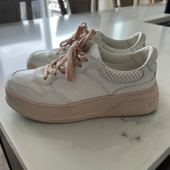Women’s GG Embossed Sneaker Gucci - Picture 1 of 4